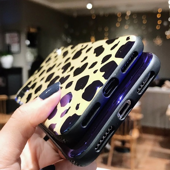 Leopard print iPhone case with pop up holder - Picture 5 of 5